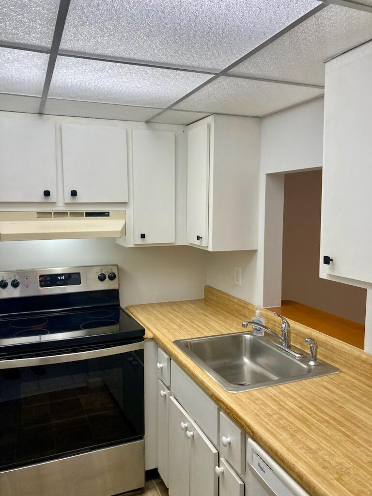 950 South Kanner Highway, Unit D25 Stuart, FL 34994 - Photo 5 of 9 kitchen