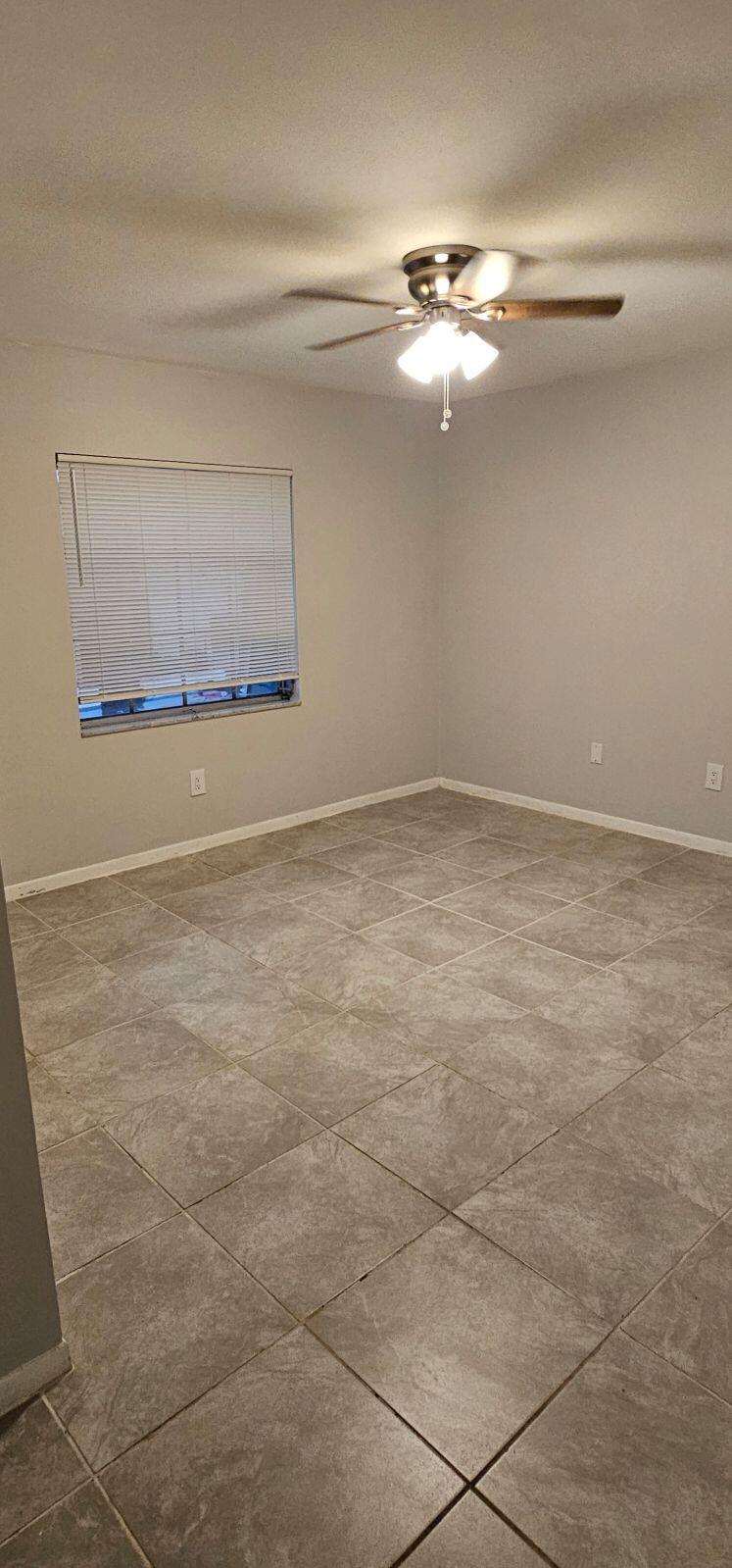 950 South Kanner Highway, Unit D25 Stuart, FL 34994 - Photo 7 of 9 a view of a livingroom with a fan