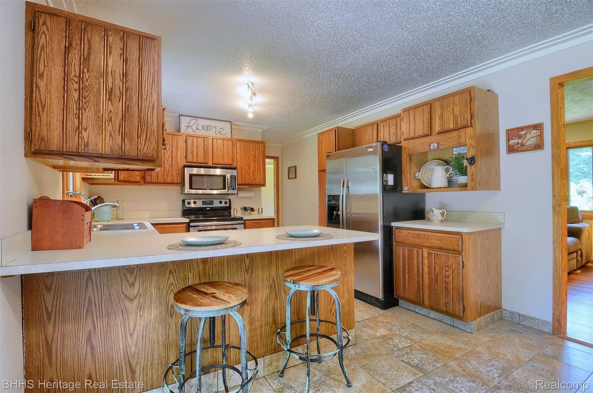8415 McClements Road Brighton, MI 48114 - Photo 10 of 42 Breakfast-Bar (1).jpg