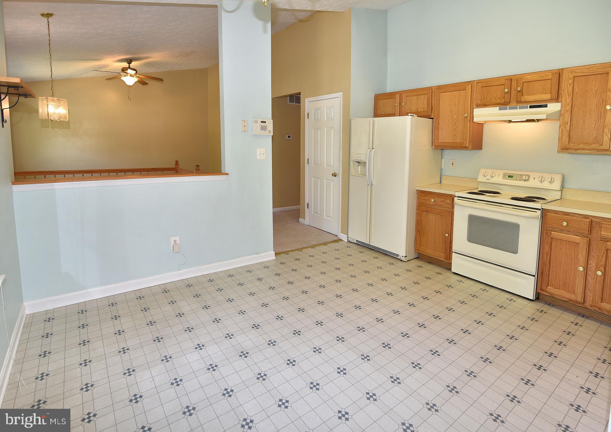 7844 East Shore Road Pasadena, MD 21122 - Photo 10 of 28 Living Room