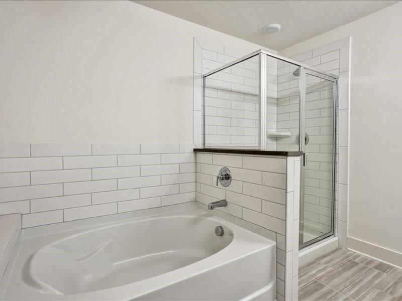 2539 Riverside Court Northeast Conyers, GA 30013 - Photo 30 of 31 a bathroom with a bathtub