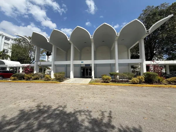 $1,900 | 492 Northwest 165th Street, Unit 412, Miami, FL 33169