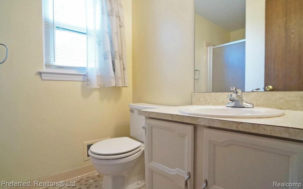 45091 Rudgate Road Canton, MI 48188 - Photo 19 of 23 Full Bath.jpg