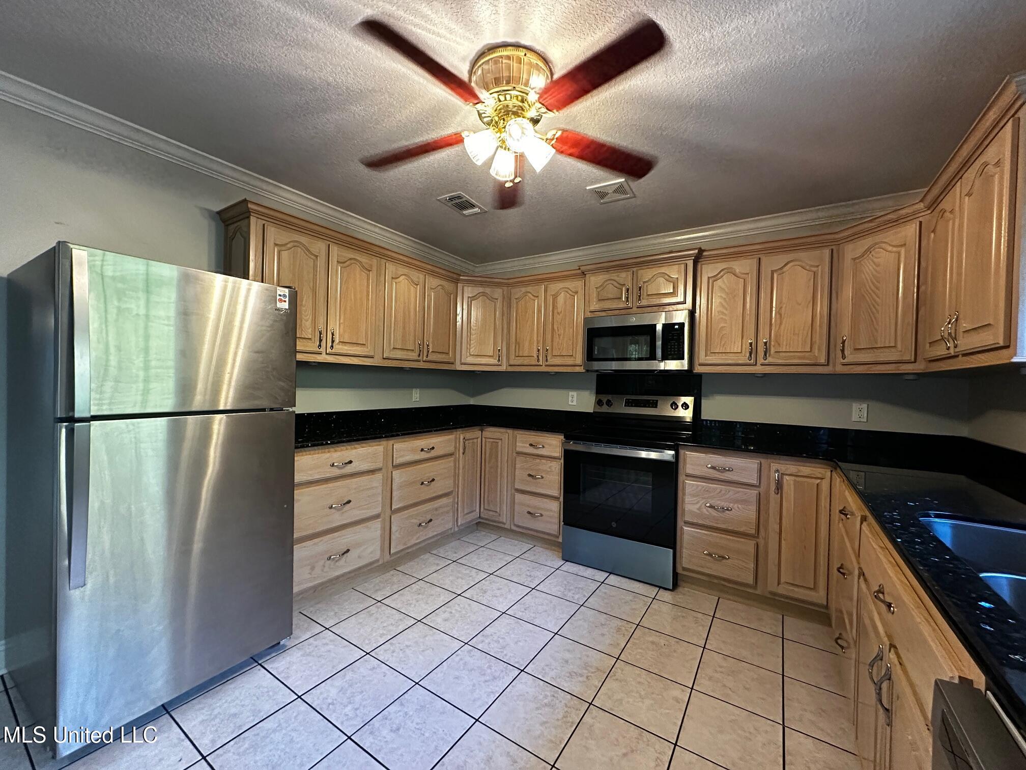 704 Hidden Oaks Drive Ocean Springs, MS 39564 - Photo 11 of 19 Kitchen3