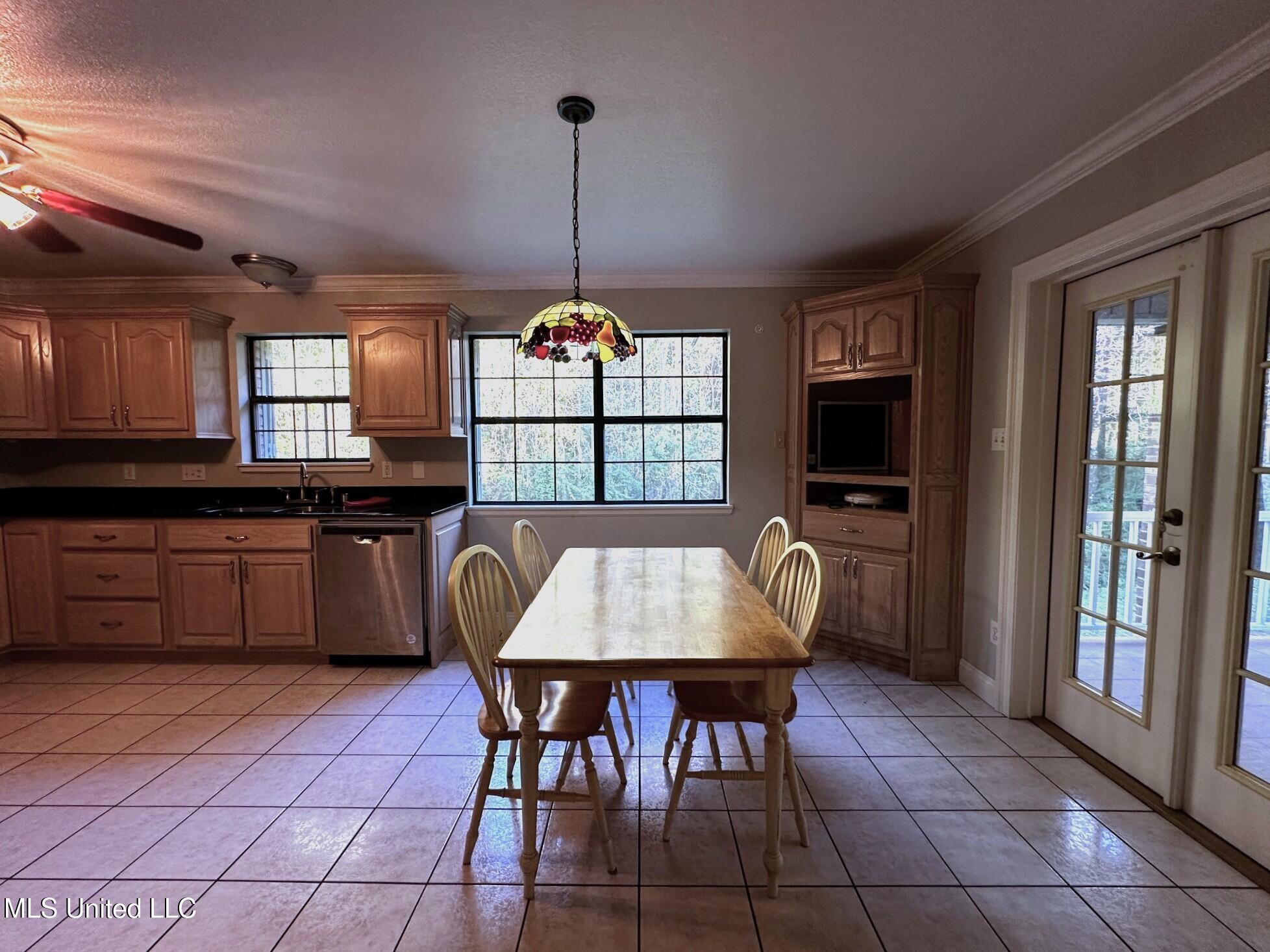 704 Hidden Oaks Drive Ocean Springs, MS 39564 - Photo 13 of 19 Kitchen1