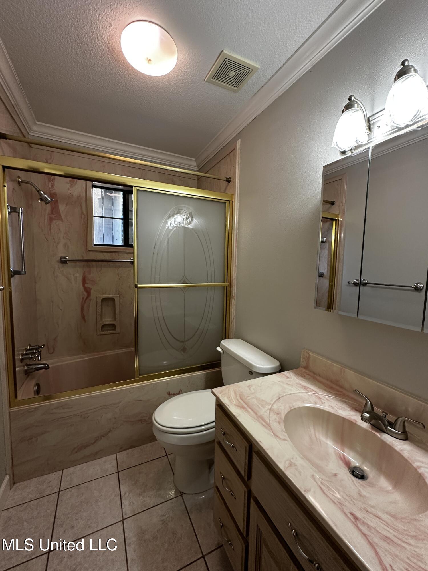 704 Hidden Oaks Drive Ocean Springs, MS 39564 - Photo 16 of 19 Hall Bathroom