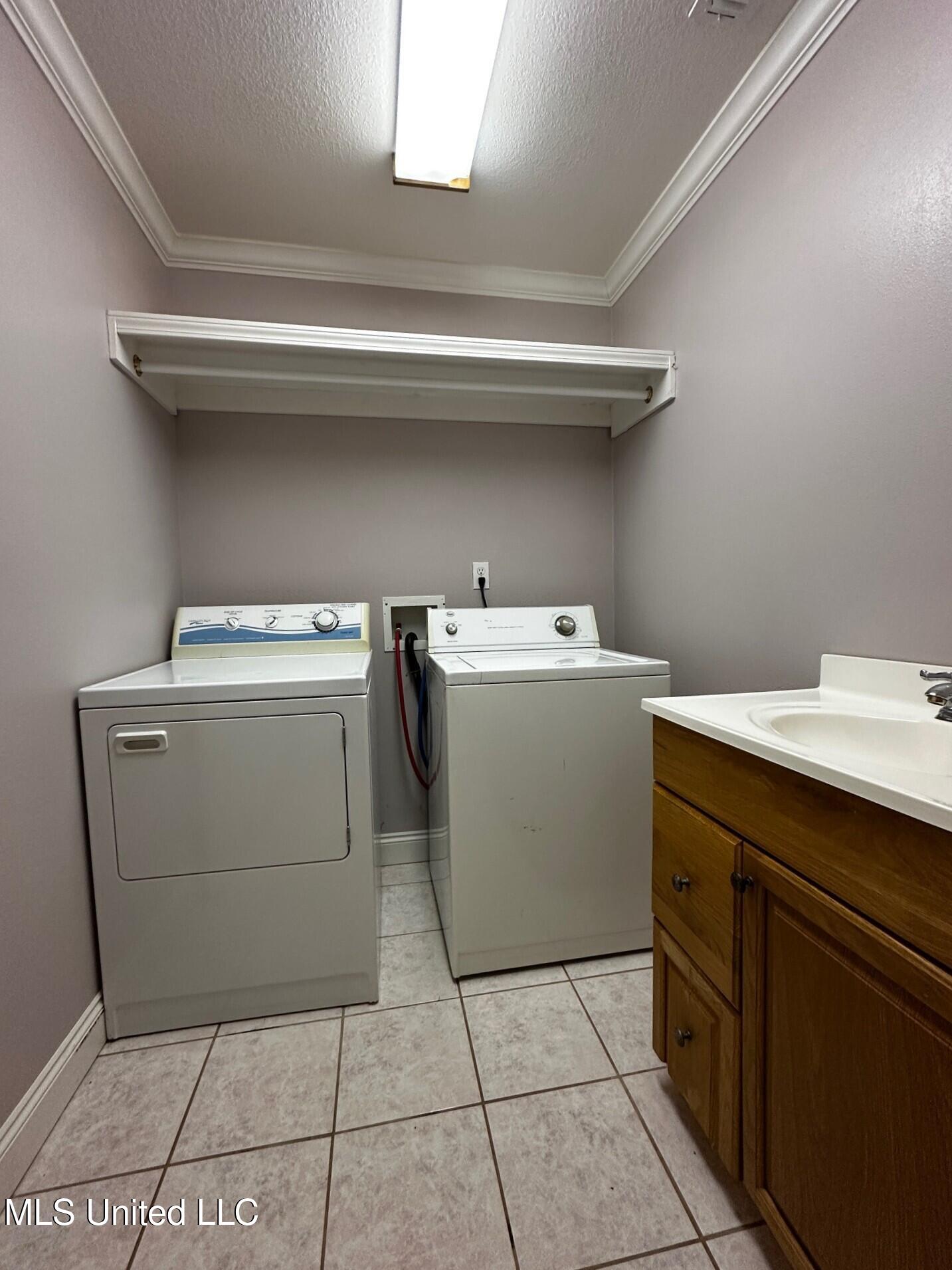 704 Hidden Oaks Drive Ocean Springs, MS 39564 - Photo 18 of 19 Laundry