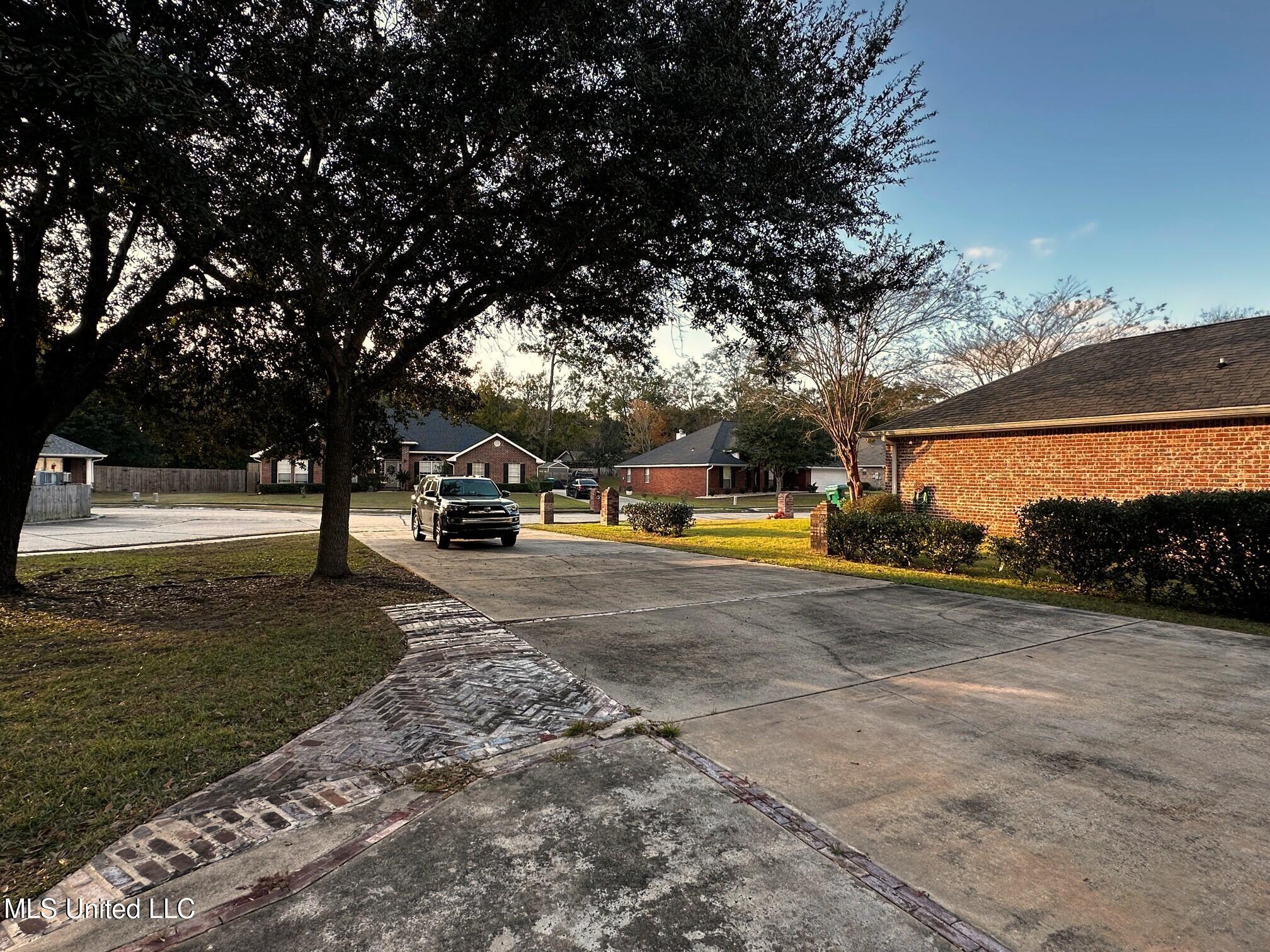 704 Hidden Oaks Drive Ocean Springs, MS 39564 - Photo 19 of 19 Front Yard