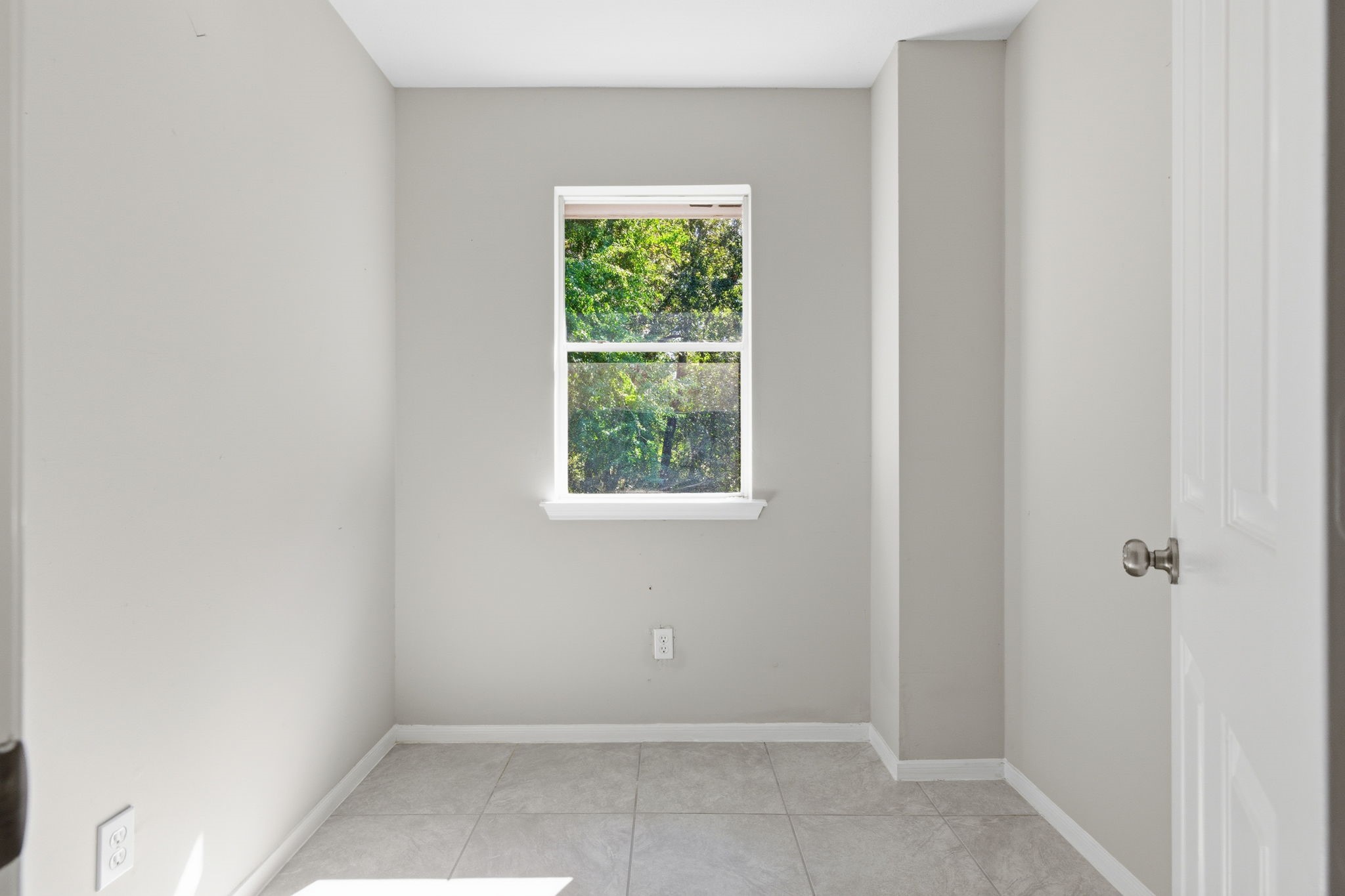2106 Lexington Woods Drive Spring, TX 77373 - Photo 23 of 27 an empty room with a window