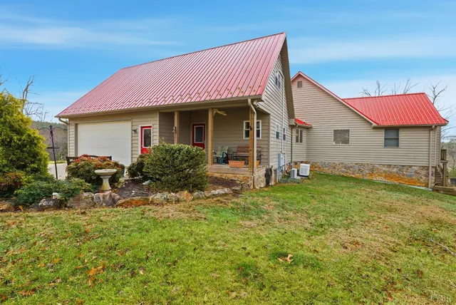 a view of a house with backyard and sitting area