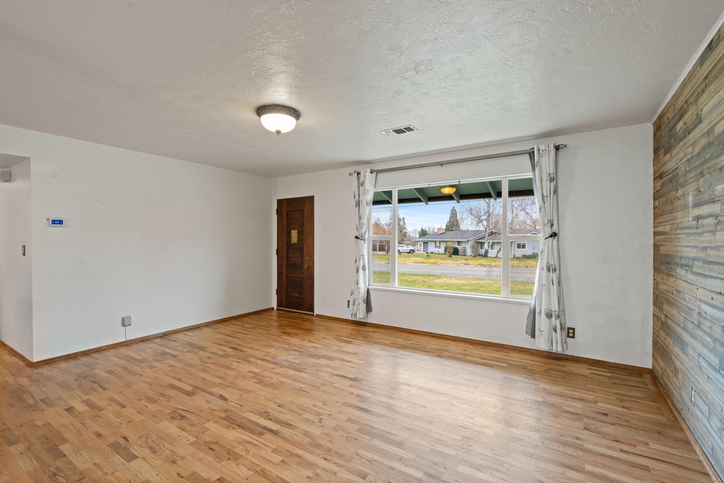 3371 Freeland Road Central Point, OR 97502 - Photo 8 of 38 3371-freeland-rd-09