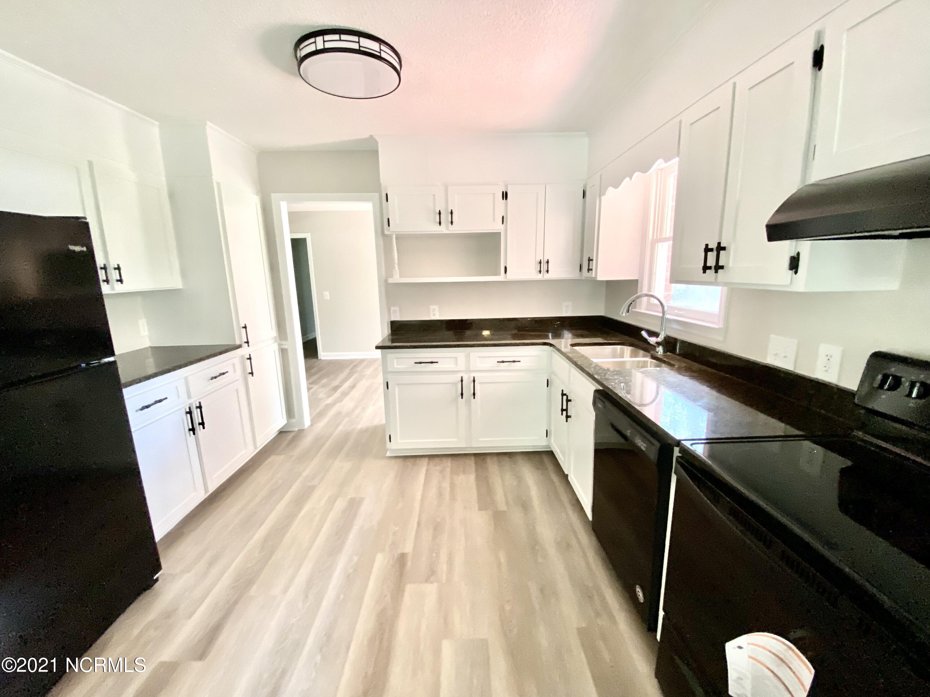 102 Winter Circle Elizabethtown, NC 28337 - Photo 12 of 46 Kitchen