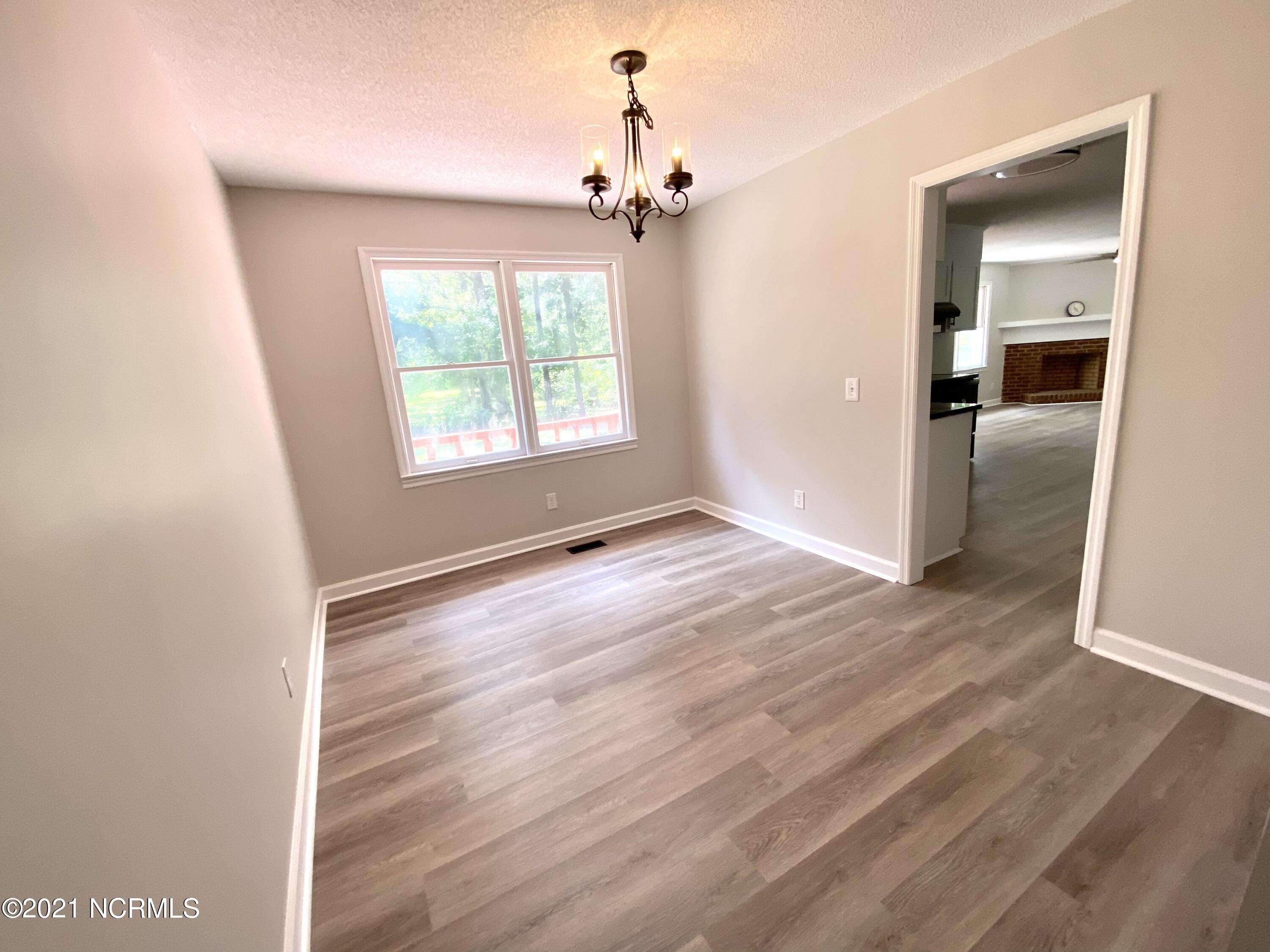102 Winter Circle Elizabethtown, NC 28337 - Photo 15 of 46 Dining Room