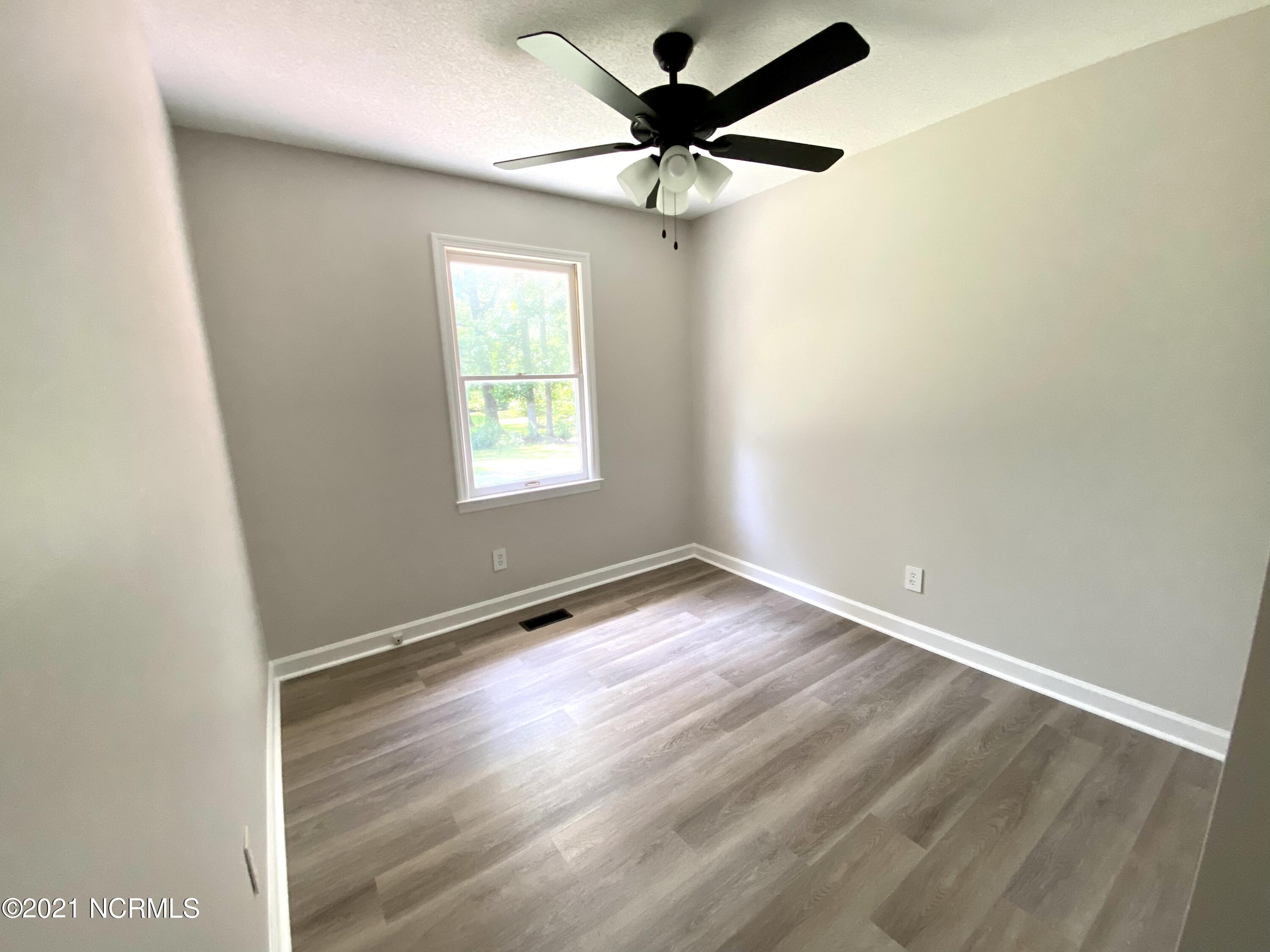 102 Winter Circle Elizabethtown, NC 28337 - Photo 24 of 46 Bedroom 3