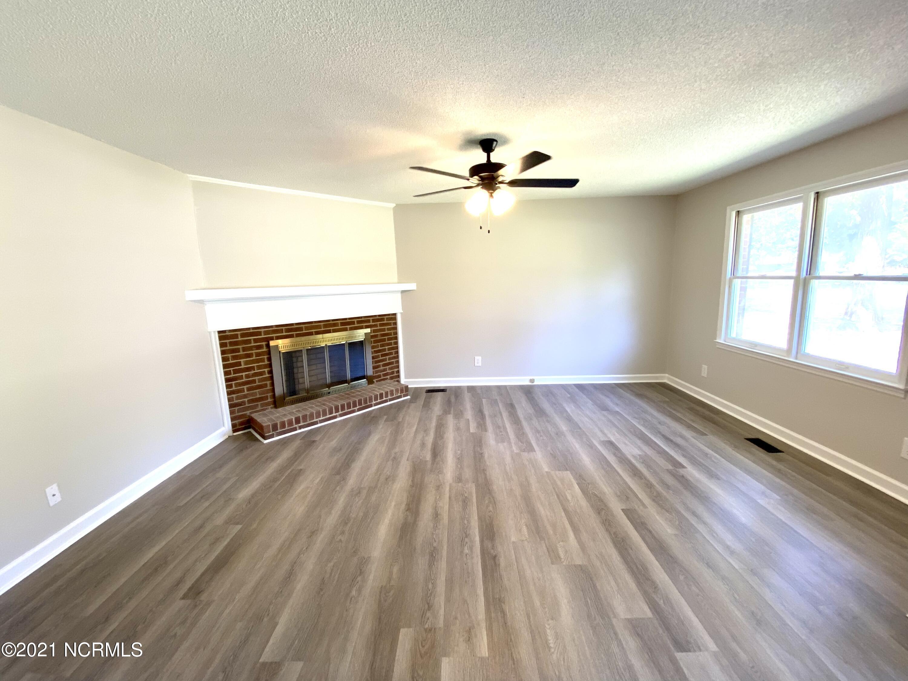102 Winter Circle Elizabethtown, NC 28337 - Photo 3 of 46 With Fireplace