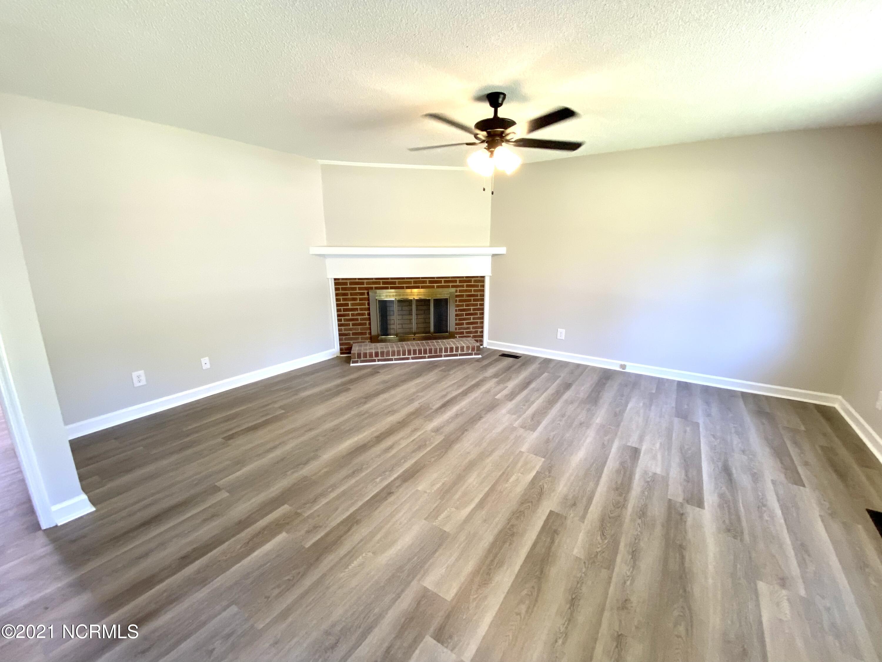 102 Winter Circle Elizabethtown, NC 28337 - Photo 4 of 46 Living Room