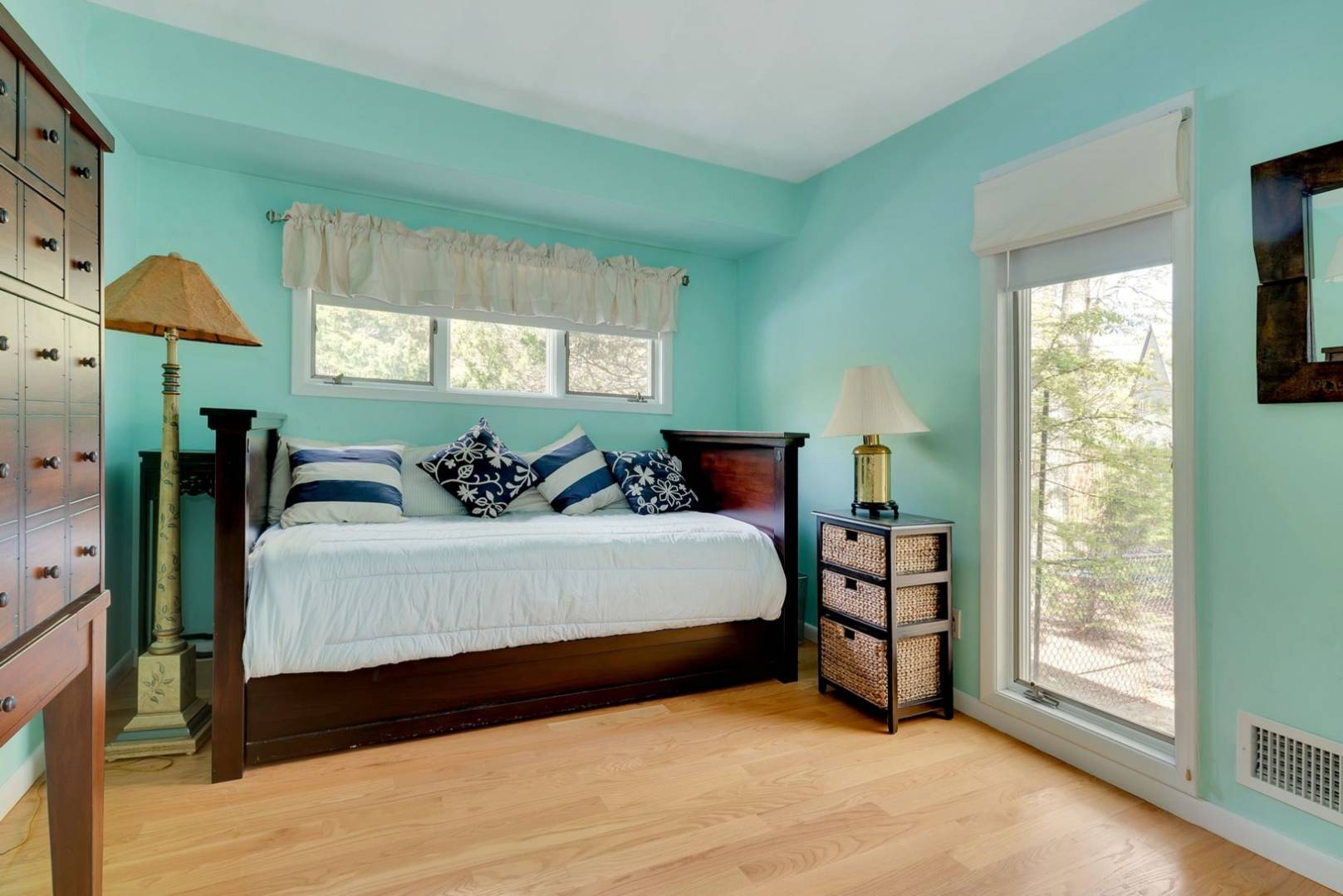 3 Crows Nest Circle Southampton, NY 11968 - Photo 11 of 18 a spacious bedroom with a bed and a window