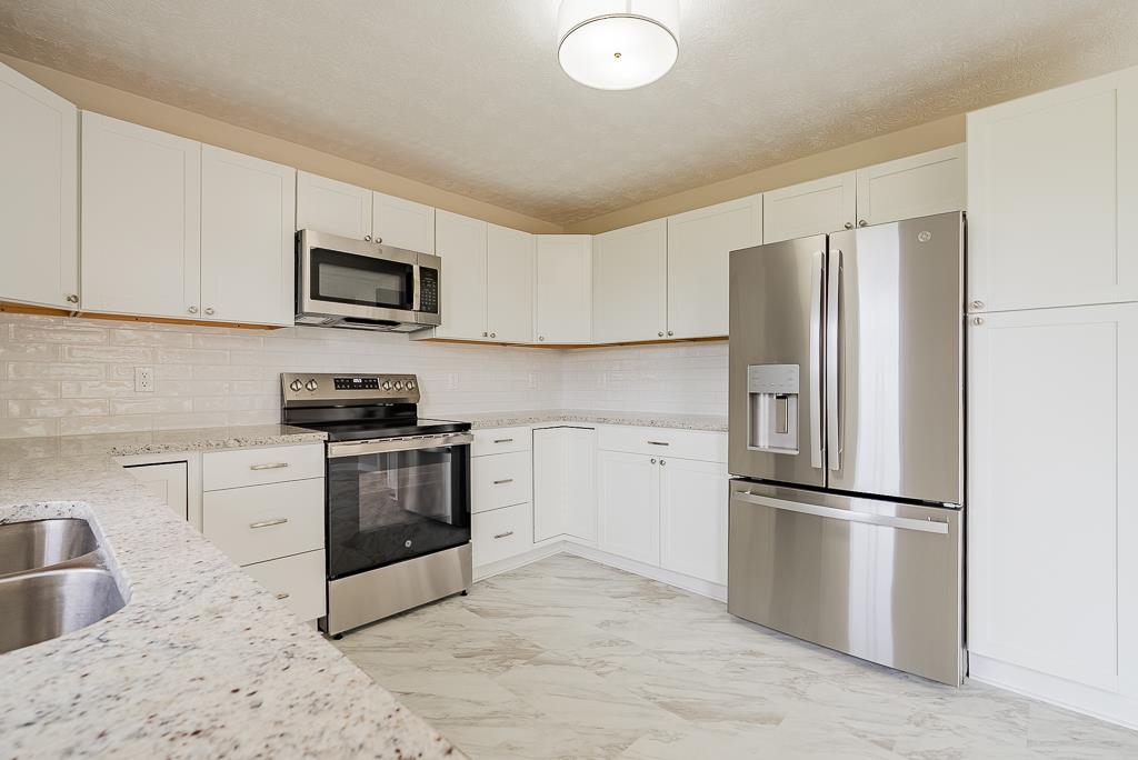 212 Esther's Lookout Shenandoah, VA 22849 - Photo 16 of 68 a kitchen with stainless steel appliances granite countertop a refrigerator stove top oven and sink