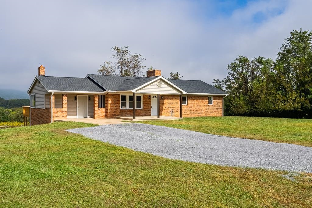212 Esther's Lookout Shenandoah, VA 22849 - Photo 4 of 68 a view of outdoor space yard and front view of a house
