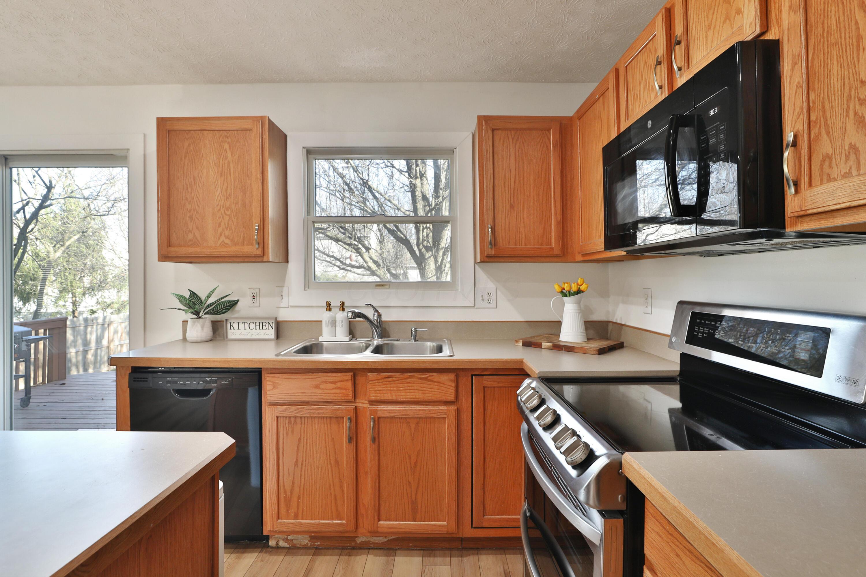 348 Holly Grove Road Lewis Center, OH 43035 - Photo 18 of 47 Kitchen