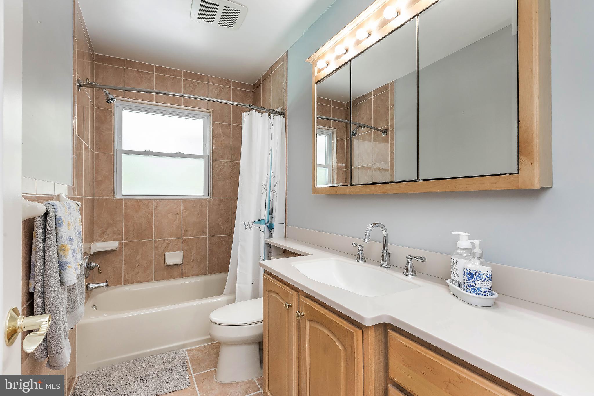 1610 Sherwood Road Silver Spring, MD 20902 - Photo 28 of 73 Hallway bath