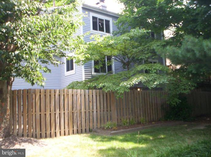 1506 Roundleaf Court Reston, VA 20190 - Photo 3 of 8 Exterior (Rear)