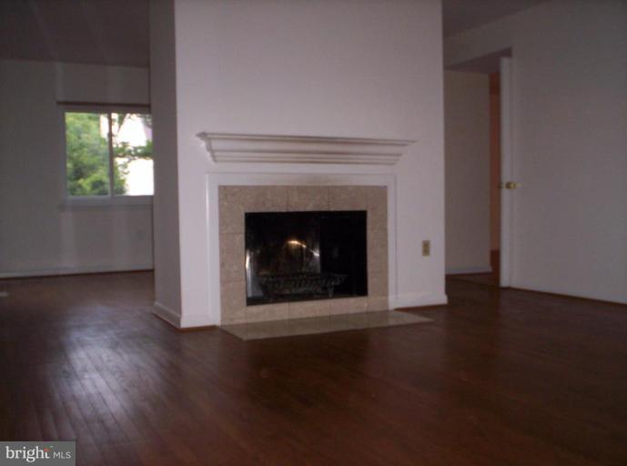 1506 Roundleaf Court Reston, VA 20190 - Photo 4 of 8 Living Room