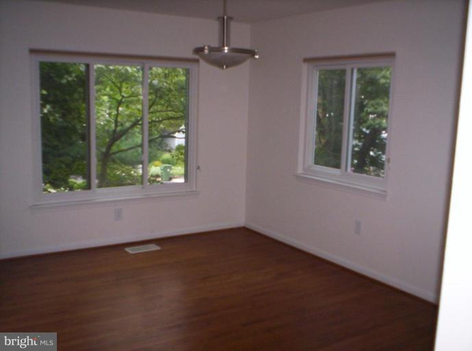 1506 Roundleaf Court Reston, VA 20190 - Photo 5 of 8 Dining Room