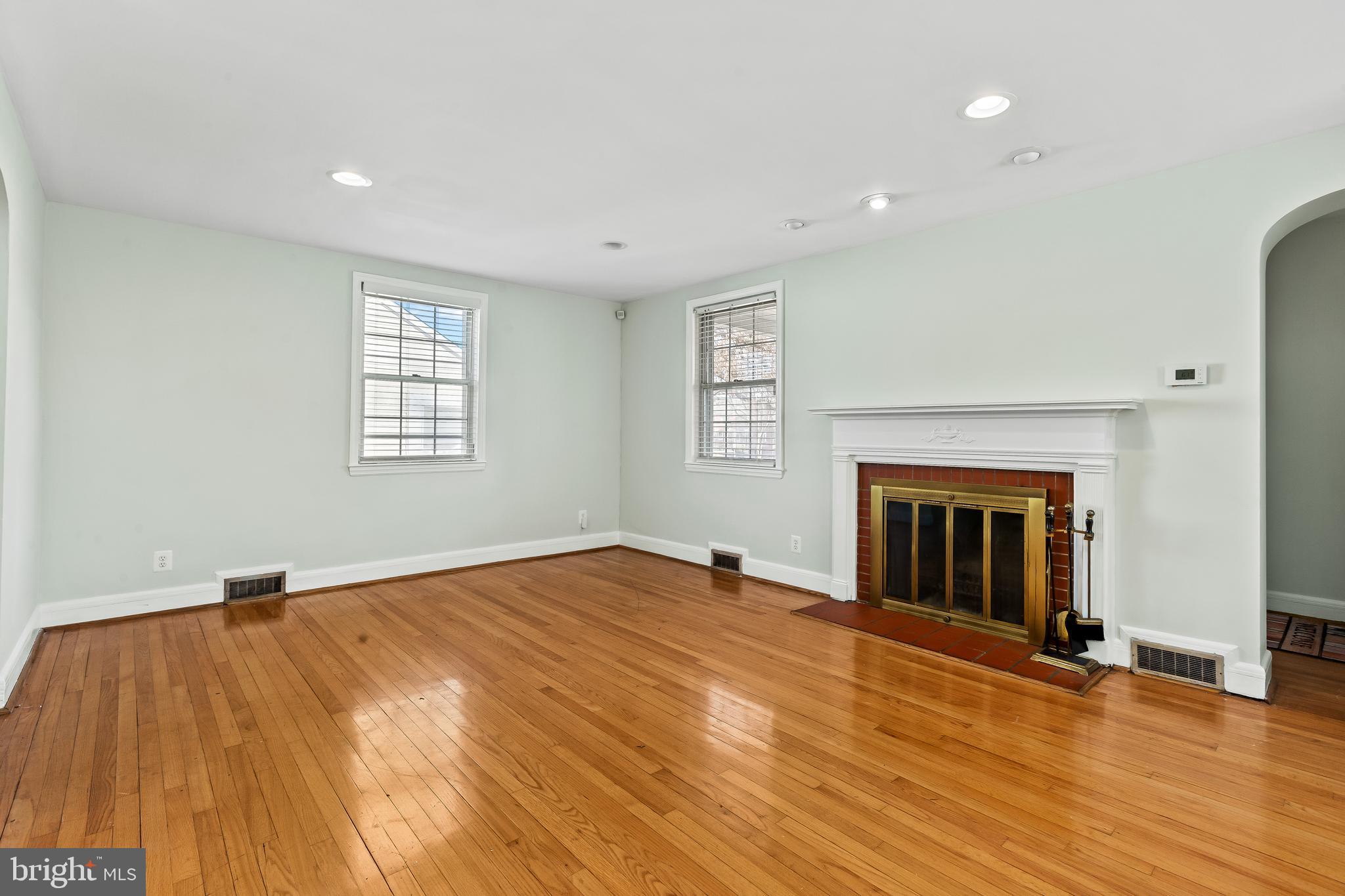 3806 Edgewood Road Baltimore, MD 21215 - Photo 3 of 36 Living room
