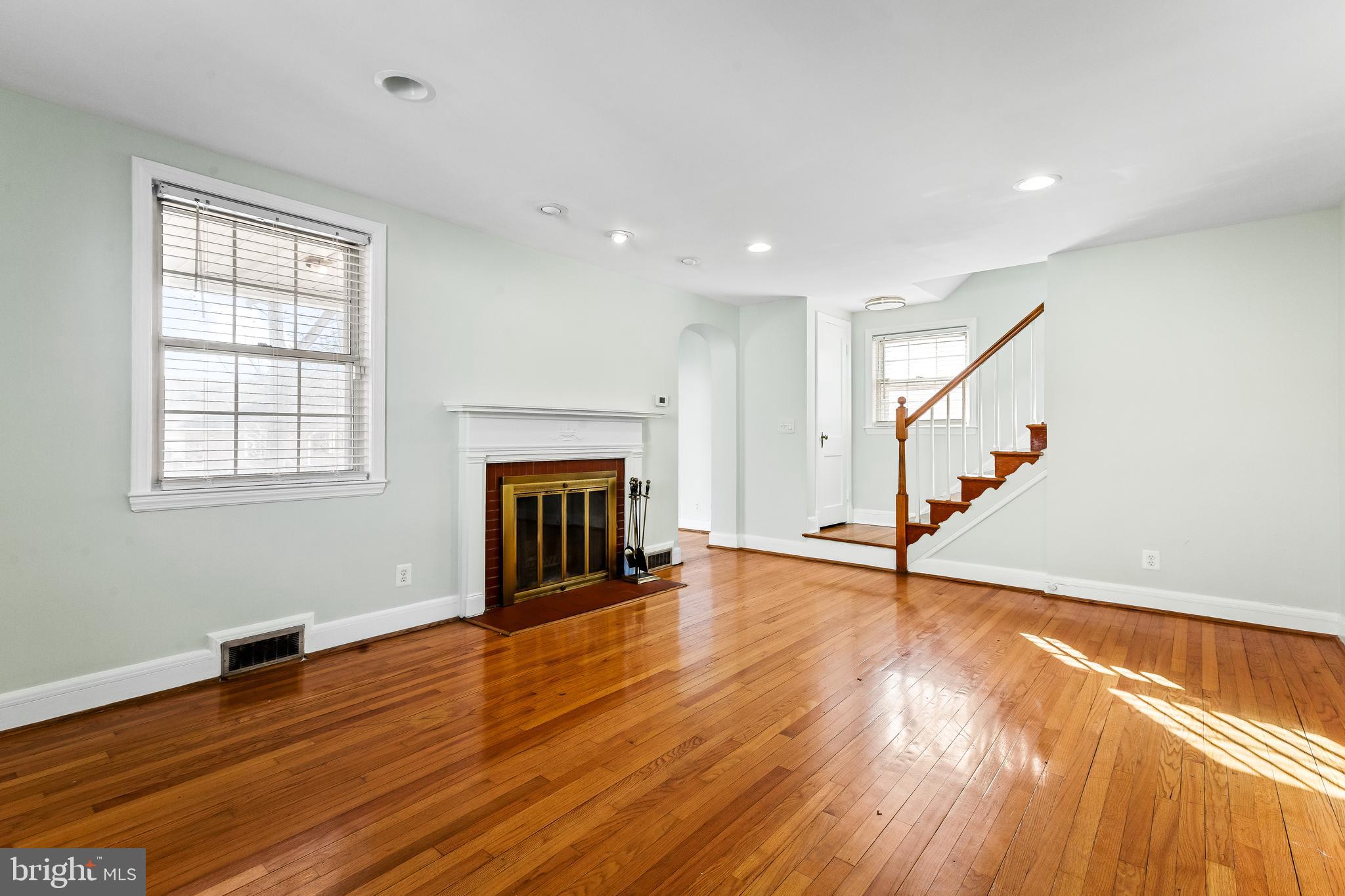 3806 Edgewood Road Baltimore, MD 21215 - Photo 5 of 36 Living room