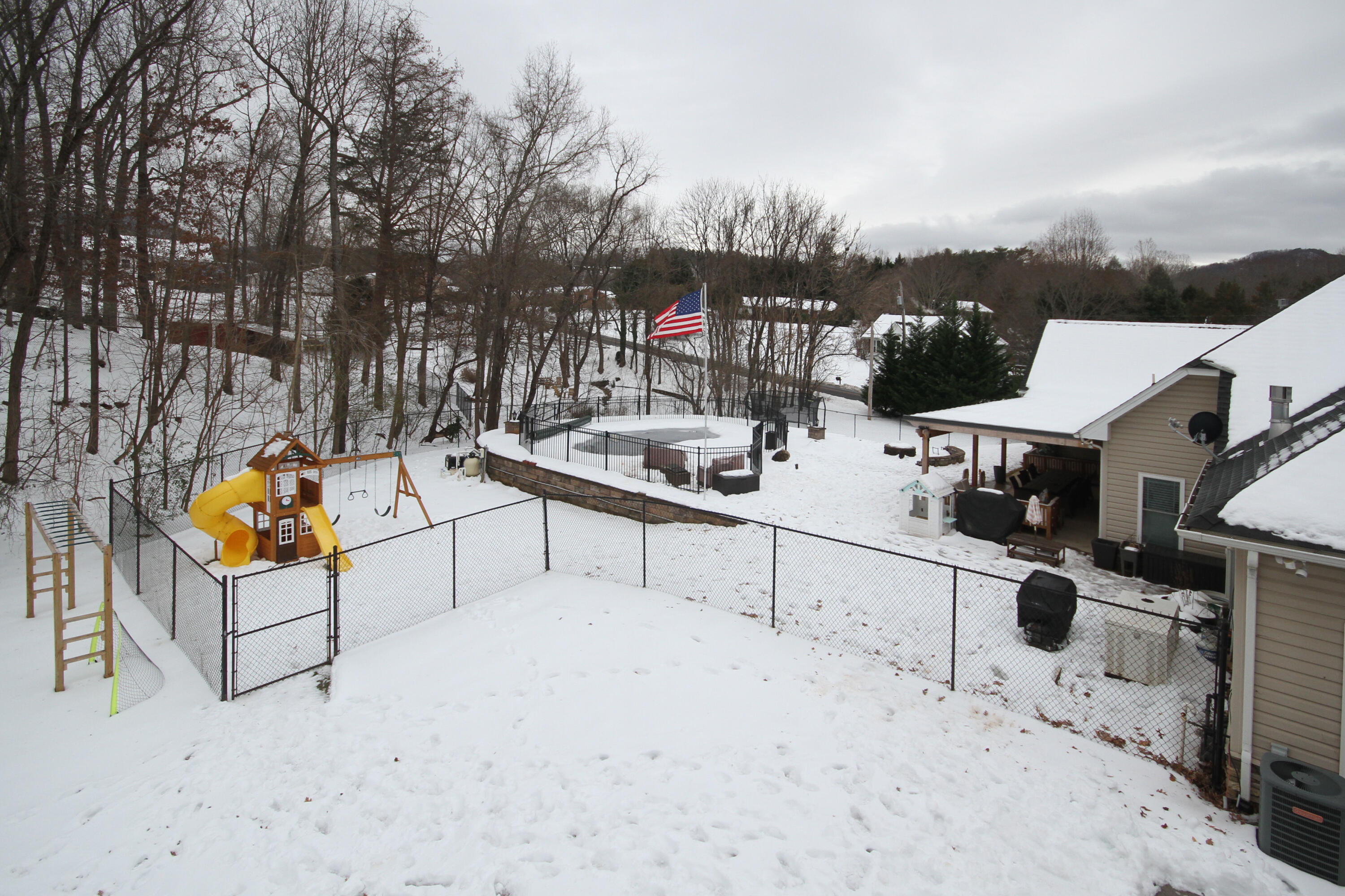 5290 Castle Rock Road Roanoke, VA 24018 - Photo 31 of 34 5290 Fenced Yard