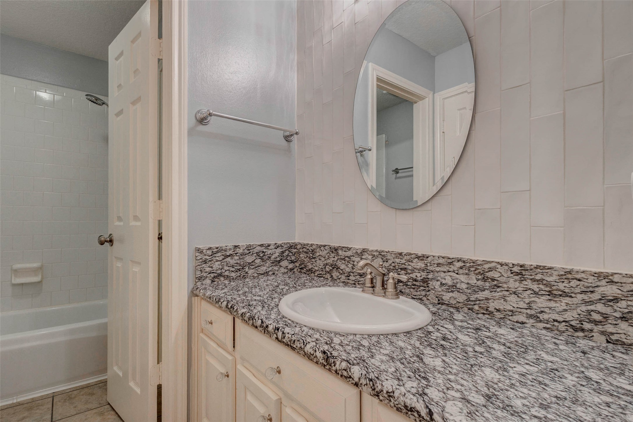 1723 Park Ridge Drive Katy, TX 77450 - Photo 21 of 28 SECOND UPSTAIRS BATHROOM
