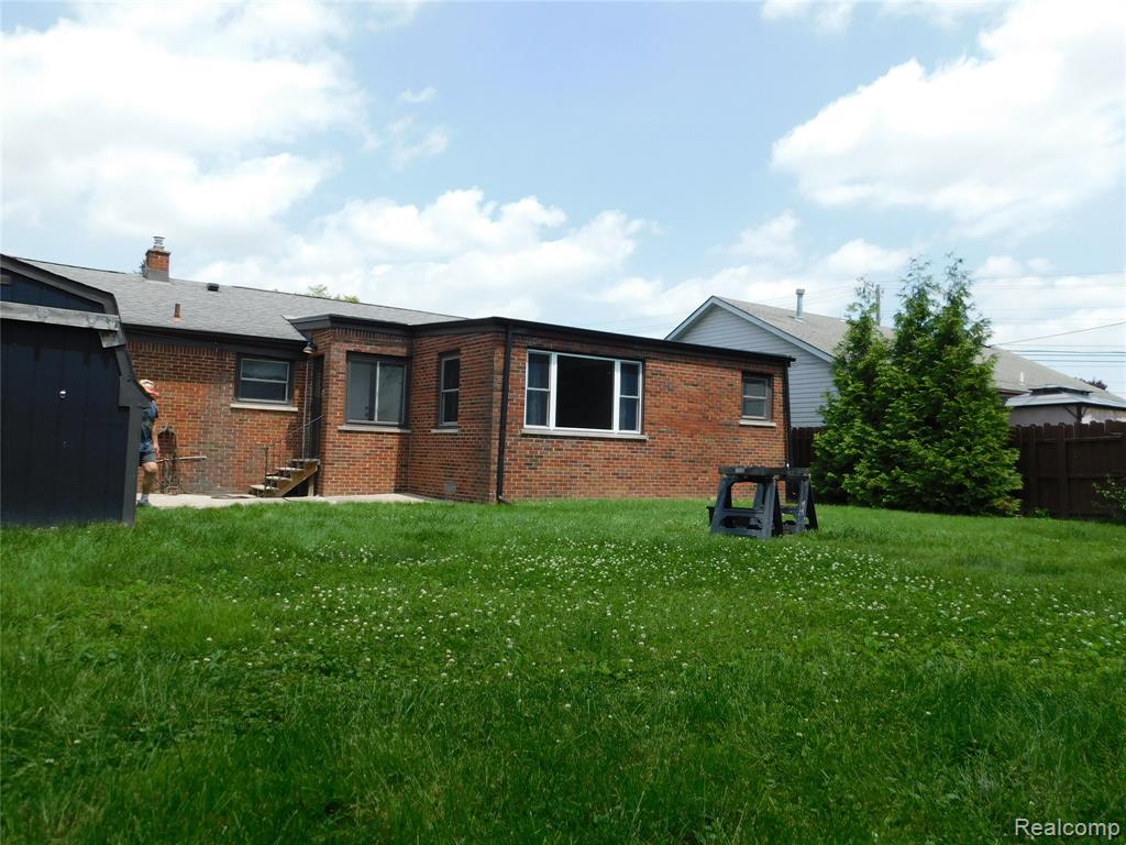 16740 College Fraser, MI 48026 - Photo 24 of 28