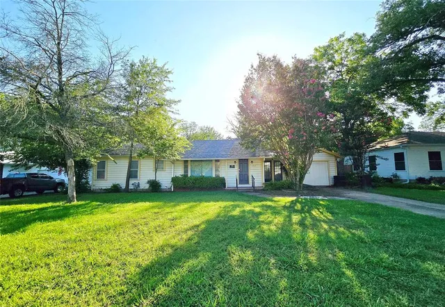 a view of a yard in front of house
