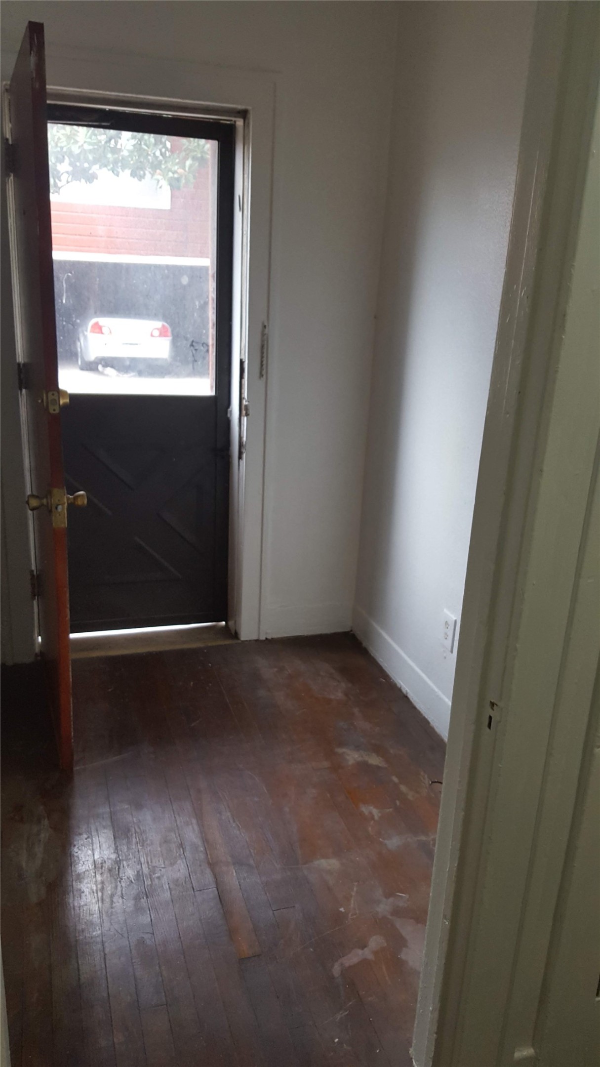 1828 Rosedale Street Houston, TX 77004 - Photo 24 of 32 a view of an empty room with a window