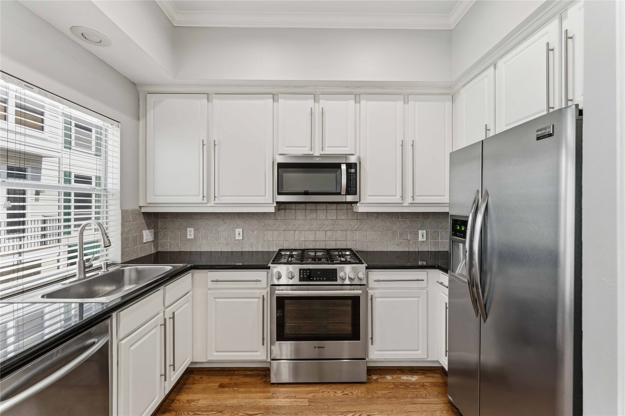 1332 Fairview Street Houston, TX 77006 - Photo 12 of 25 Stainless steel appliances