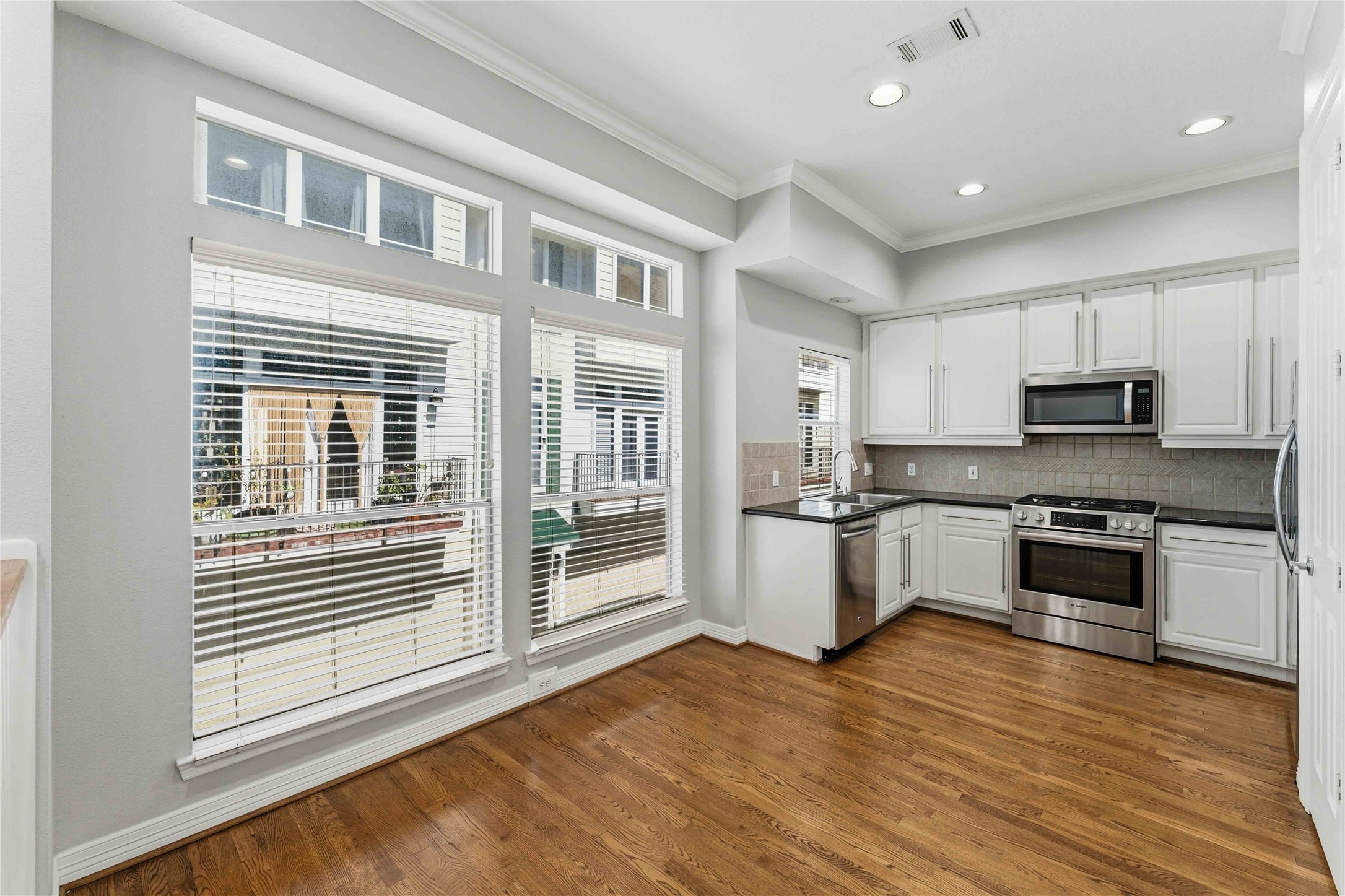 1332 Fairview Street Houston, TX 77006 - Photo 13 of 25 Breakfast area off kitchen