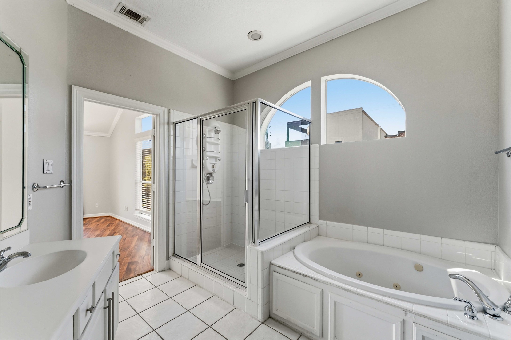 1332 Fairview Street Houston, TX 77006 - Photo 16 of 25 Stand up shower and large soaking tub