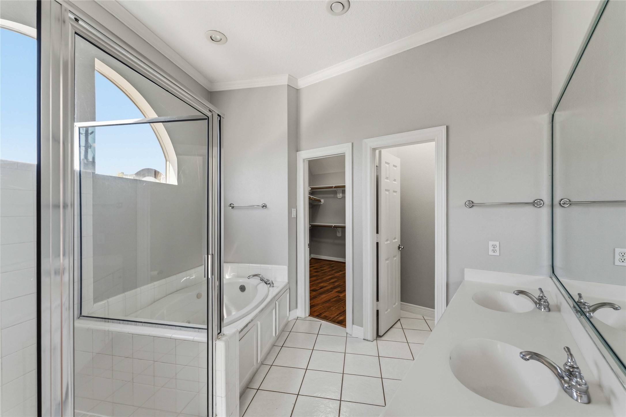 1332 Fairview Street Houston, TX 77006 - Photo 17 of 25 Double vanity