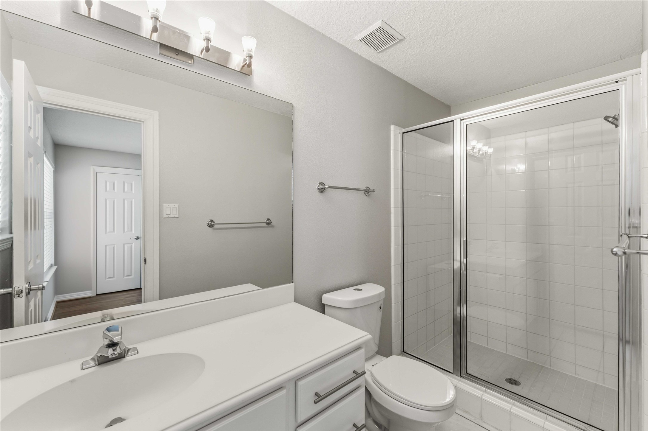 1332 Fairview Street Houston, TX 77006 - Photo 22 of 25 3rd bath