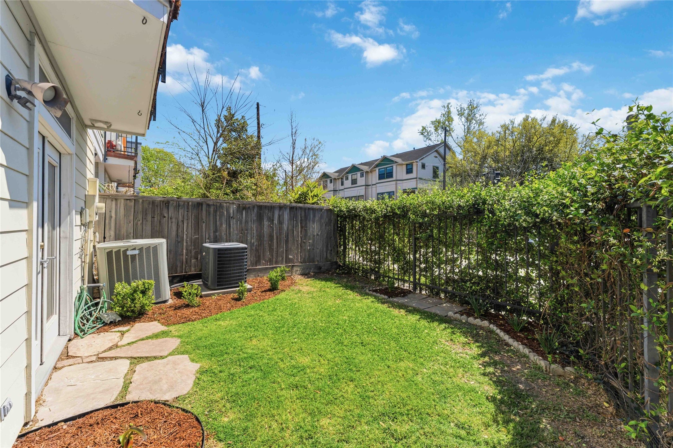 1332 Fairview Street Houston, TX 77006 - Photo 25 of 25