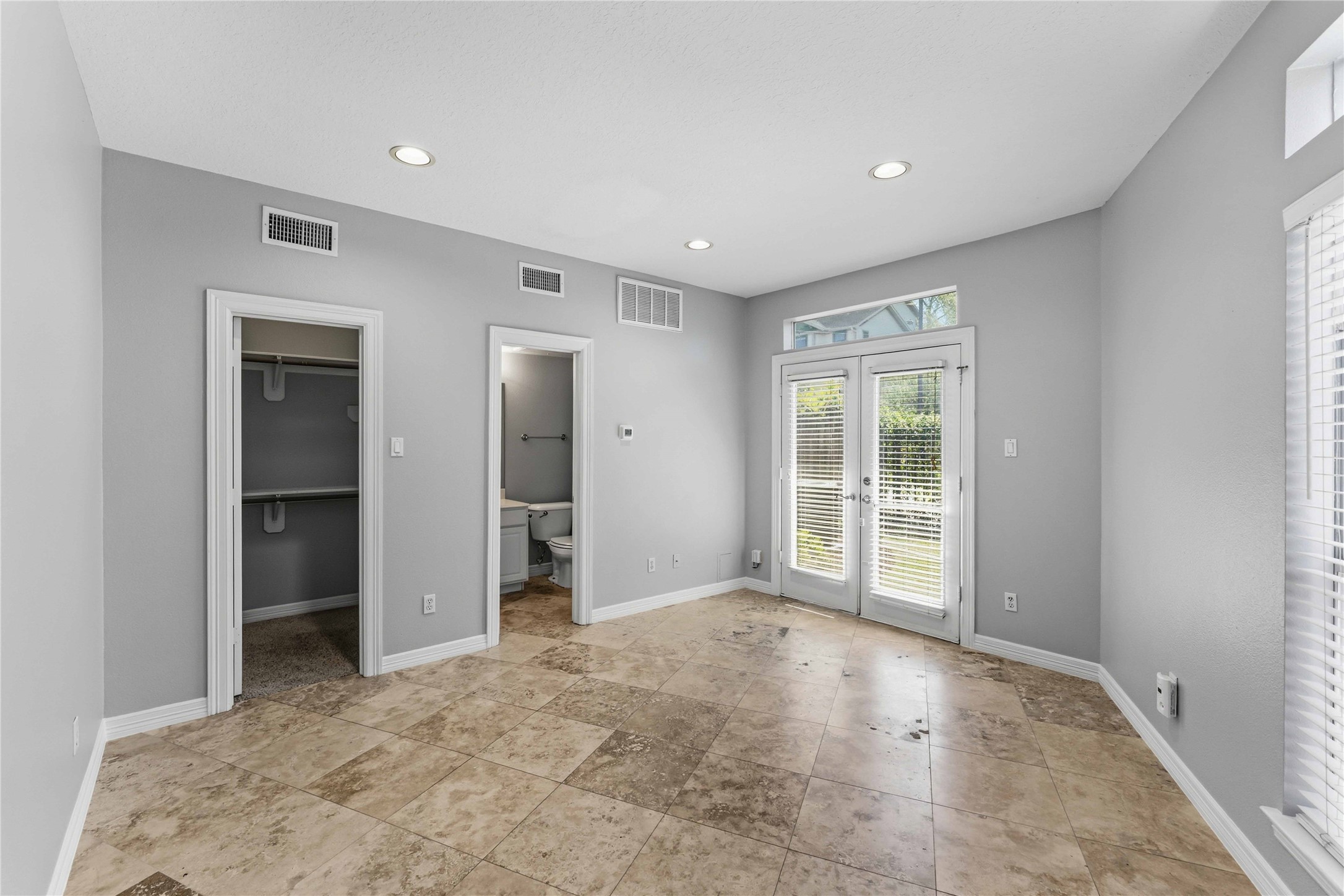 1332 Fairview Street Houston, TX 77006 - Photo 6 of 25 First Floor bed and Bath