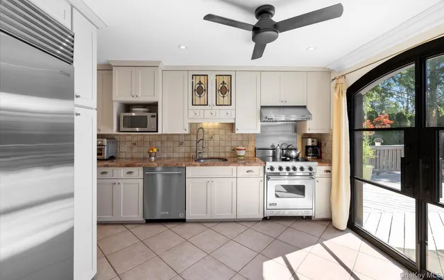 $1,050,000 | 14 John Drive, Old Bethpage, NY 11804