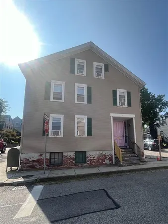 $3,800 | 27 Mt Vernon Street, Unit 2, Newport, RI 02840