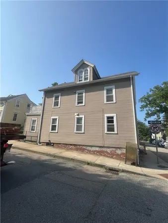 $3,800 | 27 Mt Vernon Street, Unit 2, Newport, RI 02840