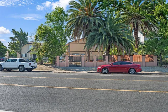 a view of a house with a yard