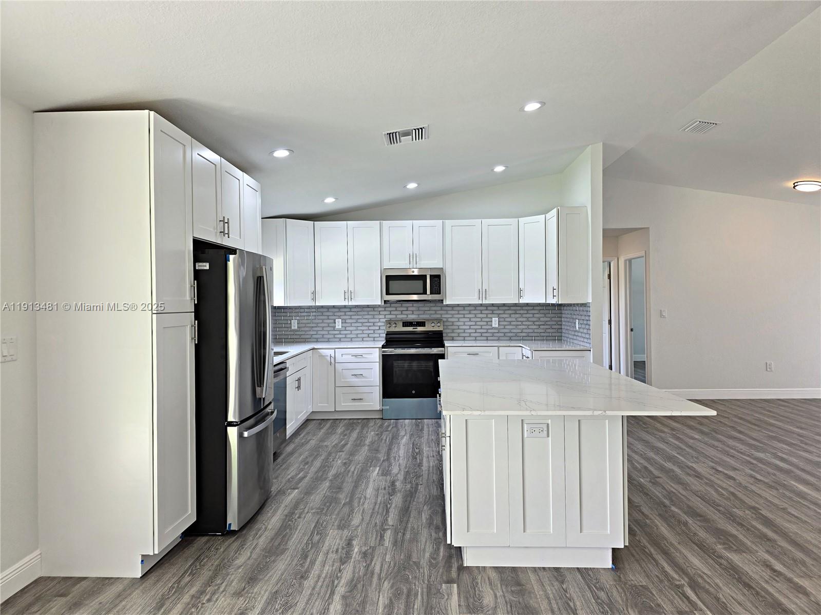 157 Mango Road Northeast Lake Placid, FL 33852 - Photo 8 of 27