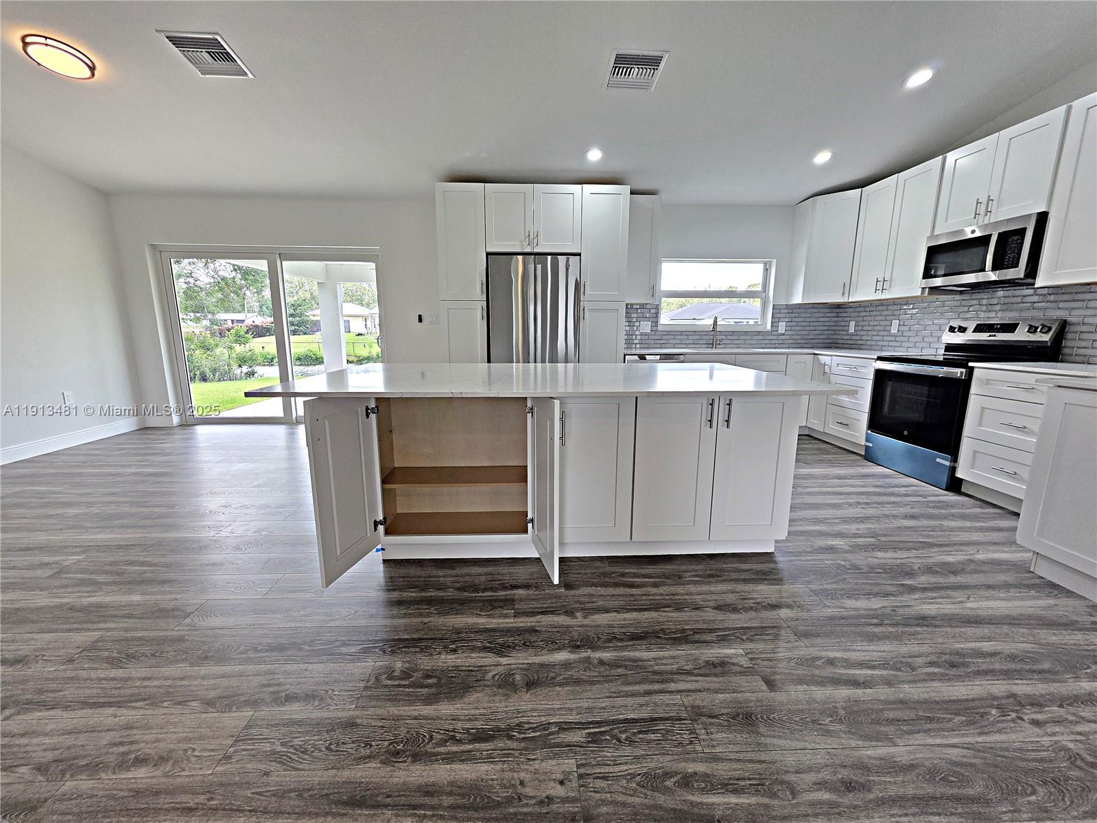 157 Mango Road Northeast Lake Placid, FL 33852 - Photo 9 of 27