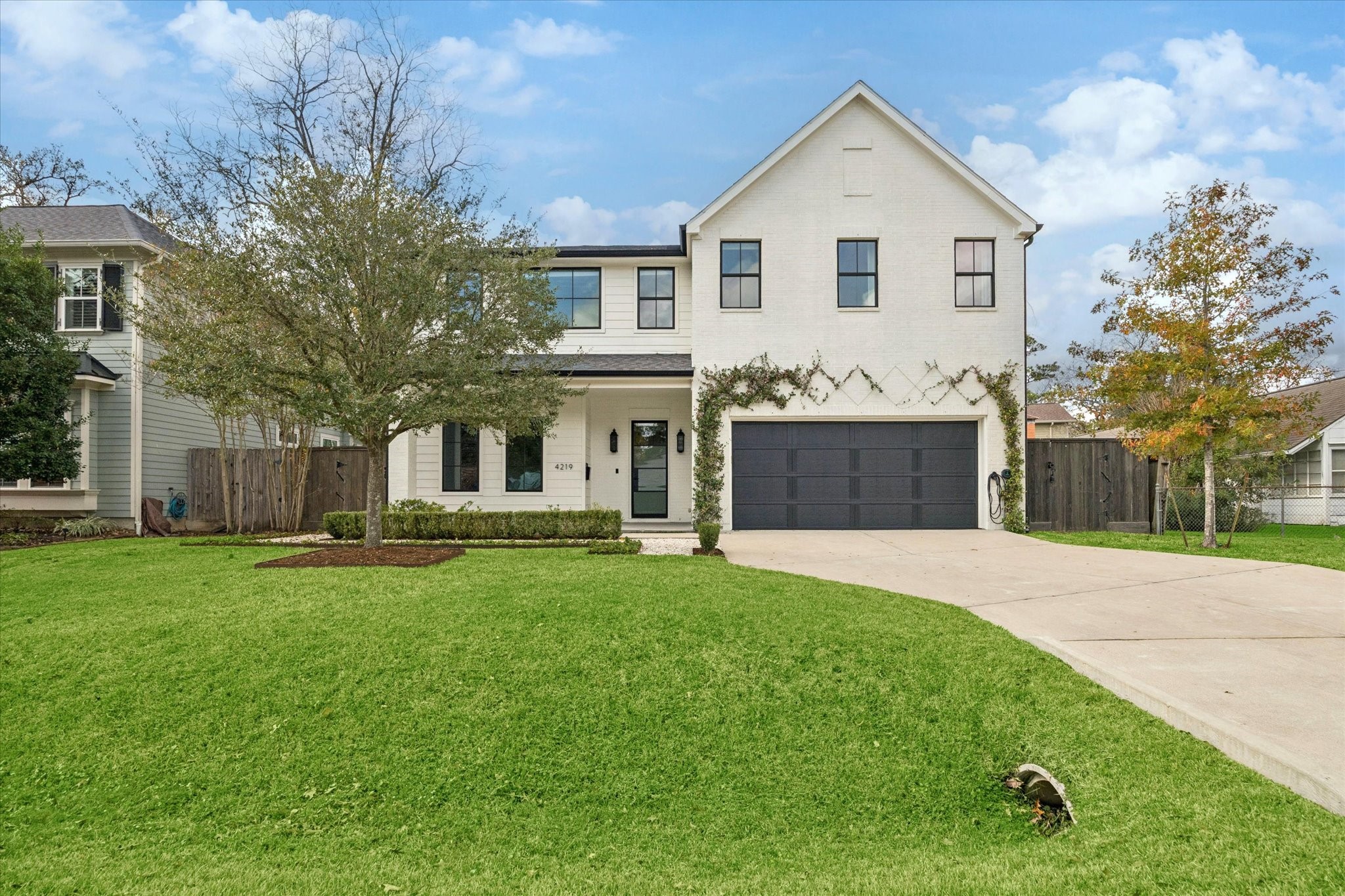4219 Alba Road Houston, TX 77018 - Photo 39 of 39 a front view of house with yard and green space