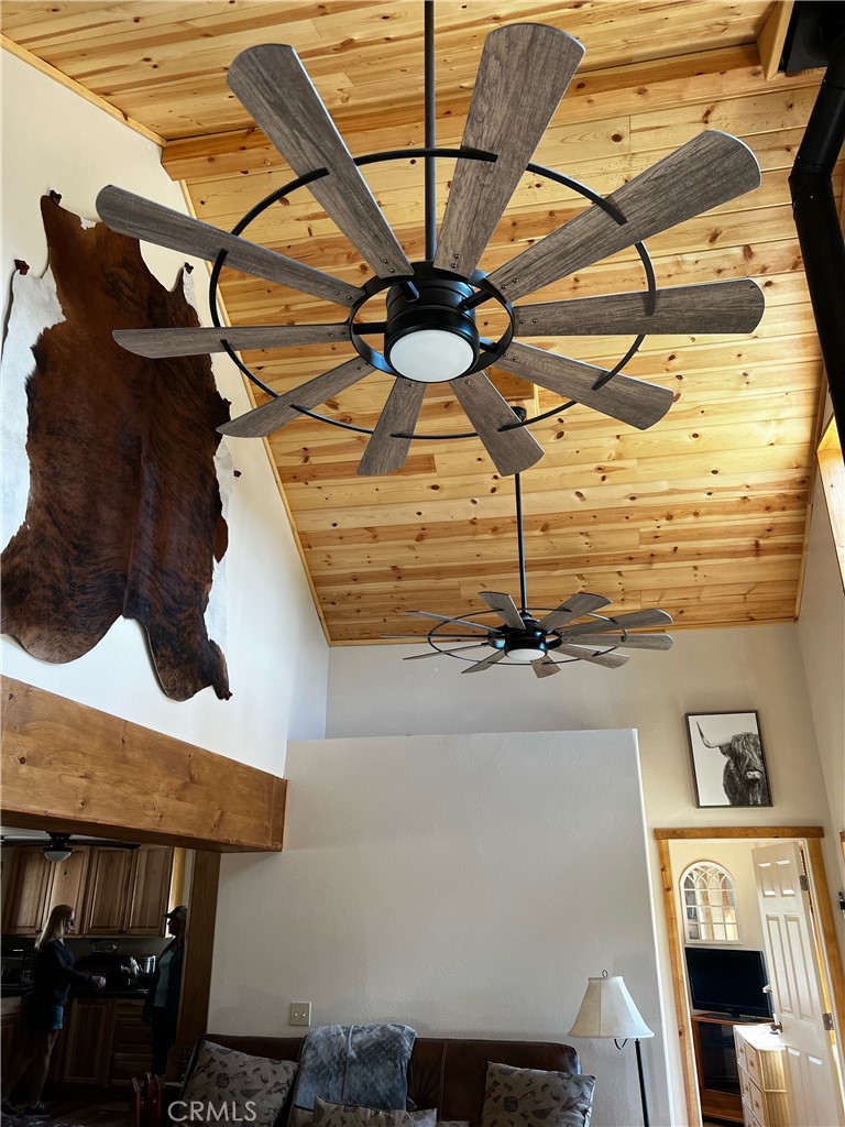 98443 Sierra Meadow Road Inyokern, CA 93527 - Photo 5 of 62 a vase of flowers sitting on a table